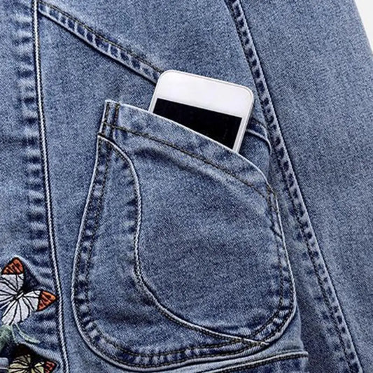 Abrigo entallado con bordados: un toque artístico para tus looks casuales