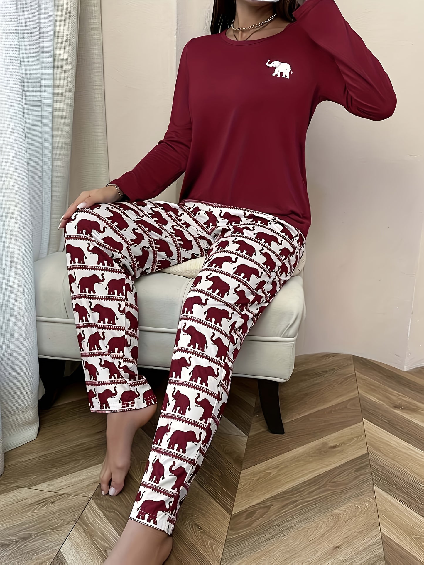 Pijama con estampado de elefante, manga larga con cuello redondo y pantalones.