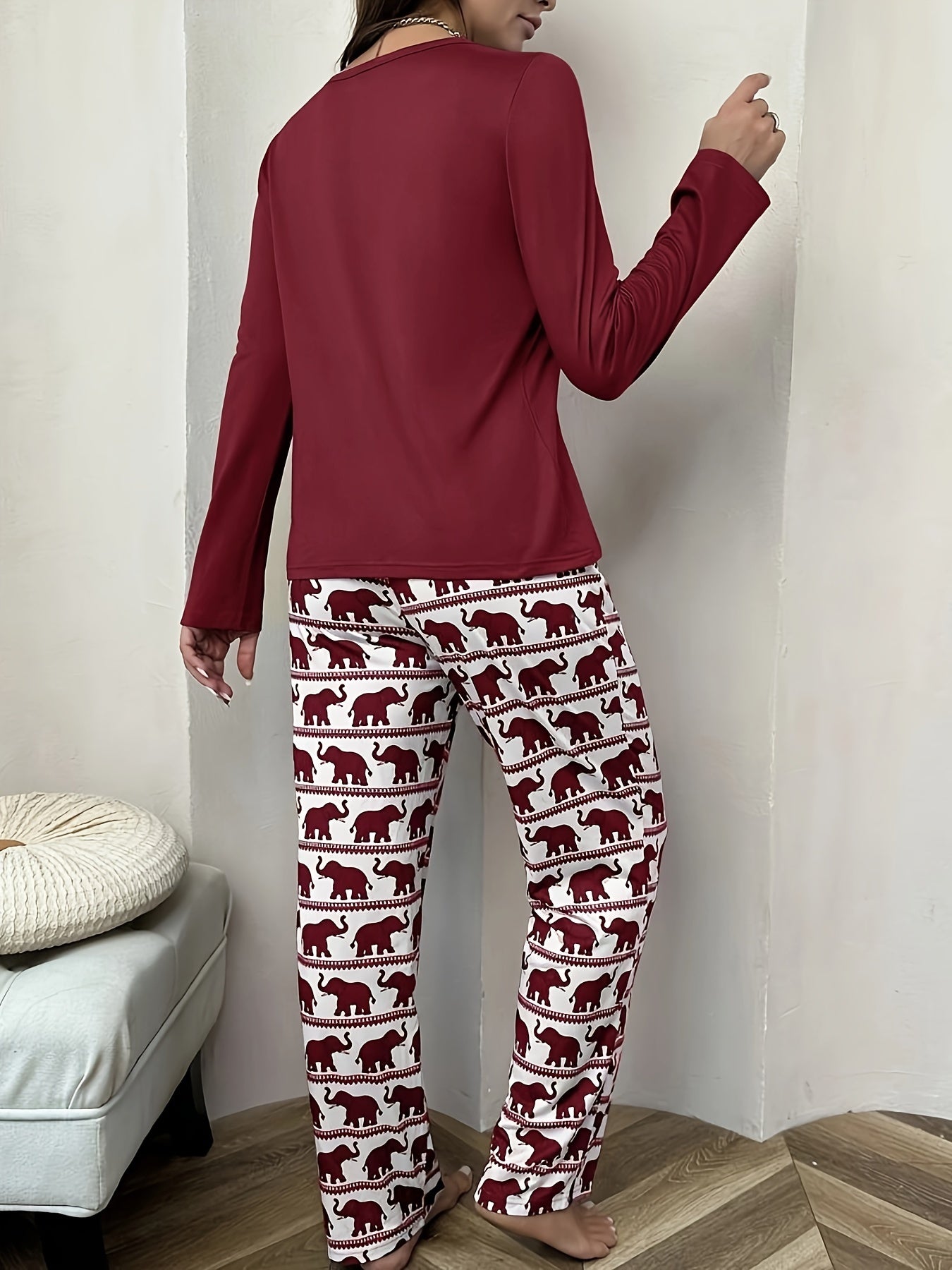 Pijama con estampado de elefante, manga larga con cuello redondo y pantalones.