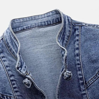 Abrigo entallado con bordados: un toque artístico para tus looks casuales