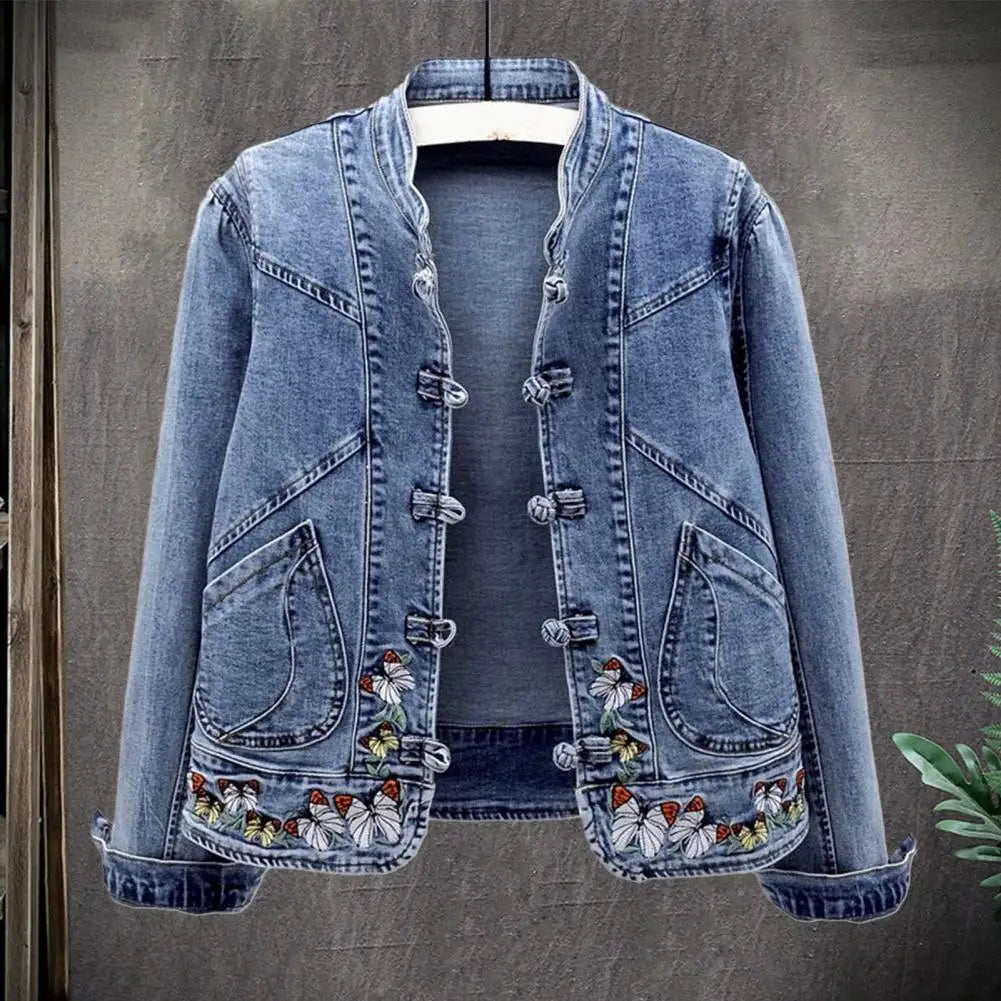 Abrigo entallado con bordados: un toque artístico para tus looks casuales