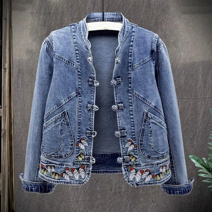 Abrigo entallado con bordados: un toque artístico para tus looks casuales