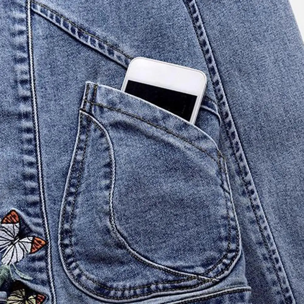 Abrigo entallado con bordados: un toque artístico para tus looks casuales