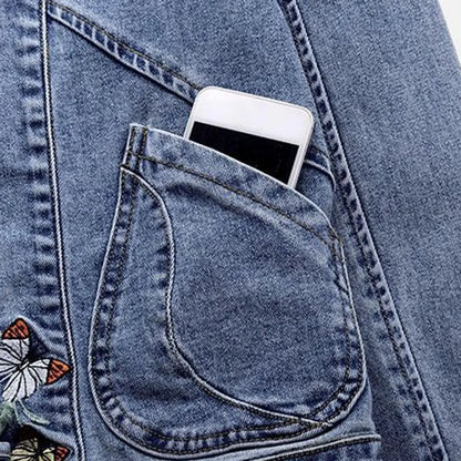 Abrigo entallado con bordados: un toque artístico para tus looks casuales