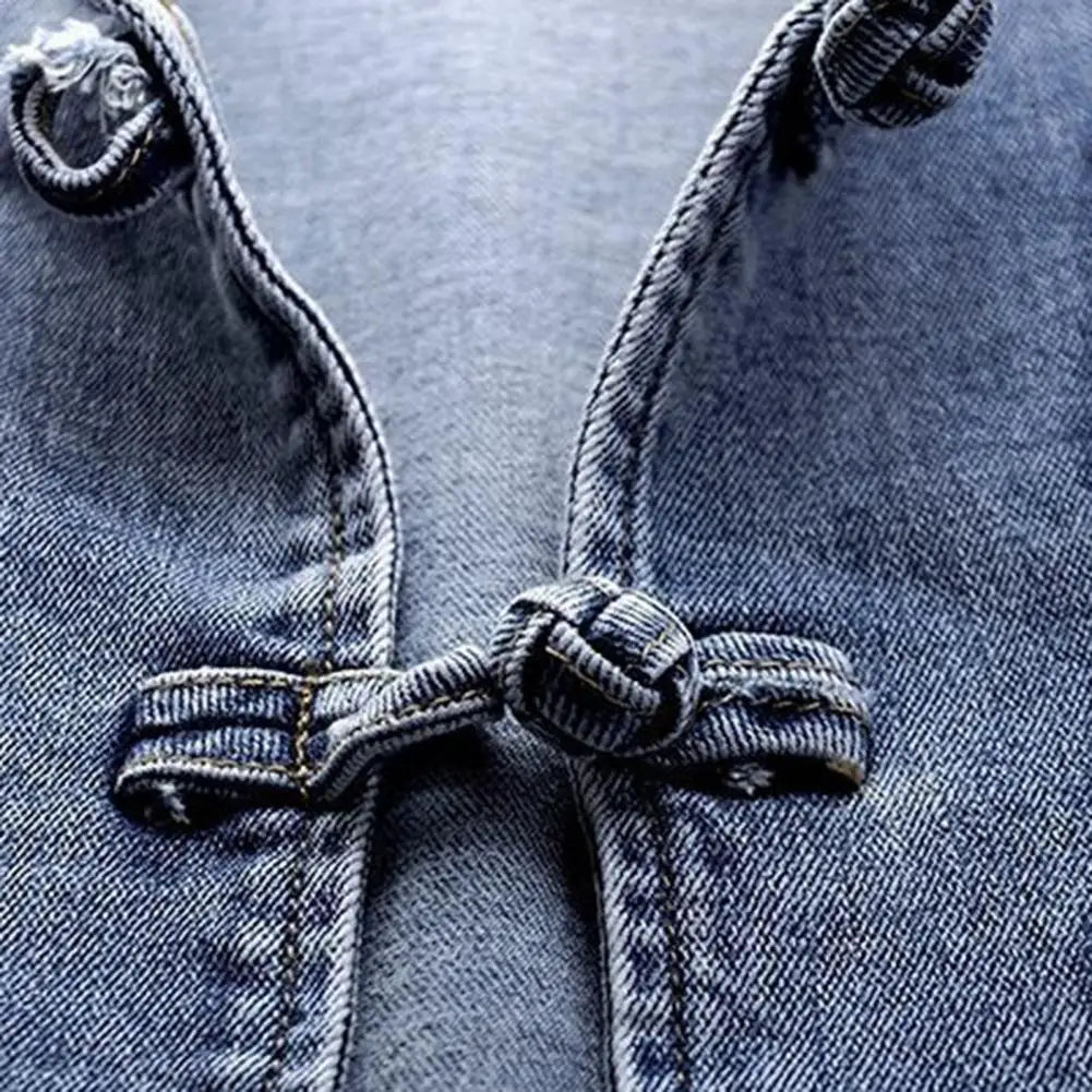 Abrigo entallado con bordados: un toque artístico para tus looks casuales