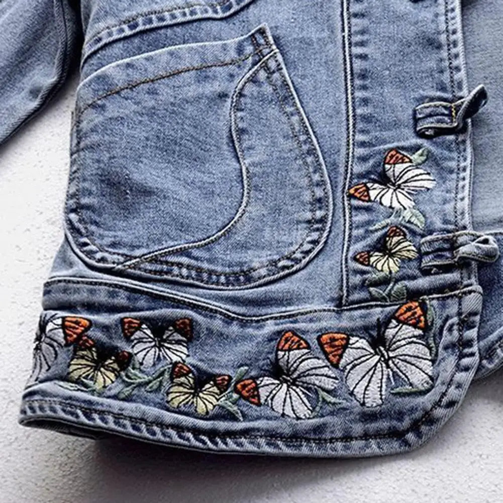 Abrigo entallado con bordados: un toque artístico para tus looks casuales