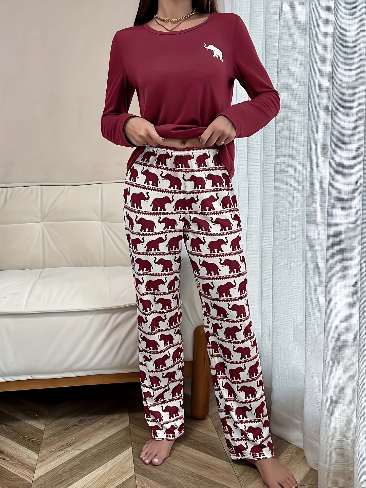 Pijama con estampado de elefante, manga larga con cuello redondo y pantalones.